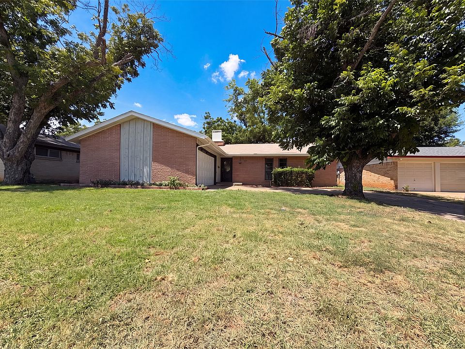 1st image of 2111 Royal Oaks Dr