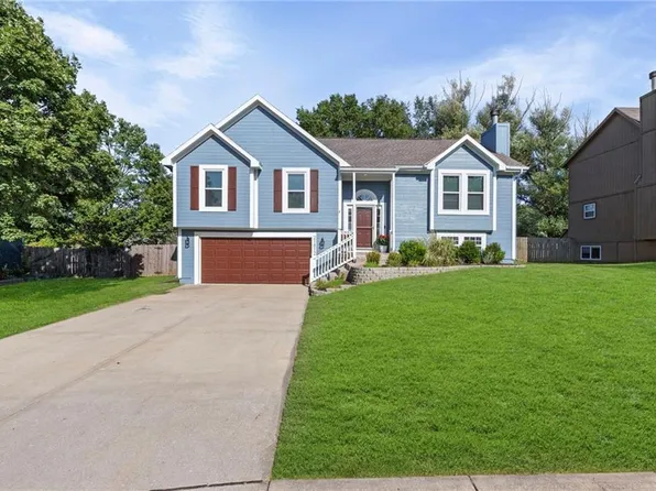 21812 S Vine St, Spring Hill, KS 66083