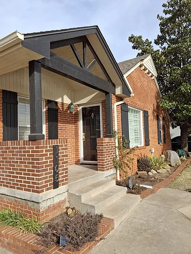 1105 Larchmont Ln Photo 1