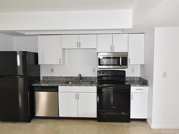 3rd image of 2472 NE 5th Ave #2472