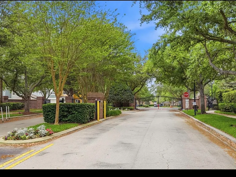 1151 Purdue Ln — Photo 3