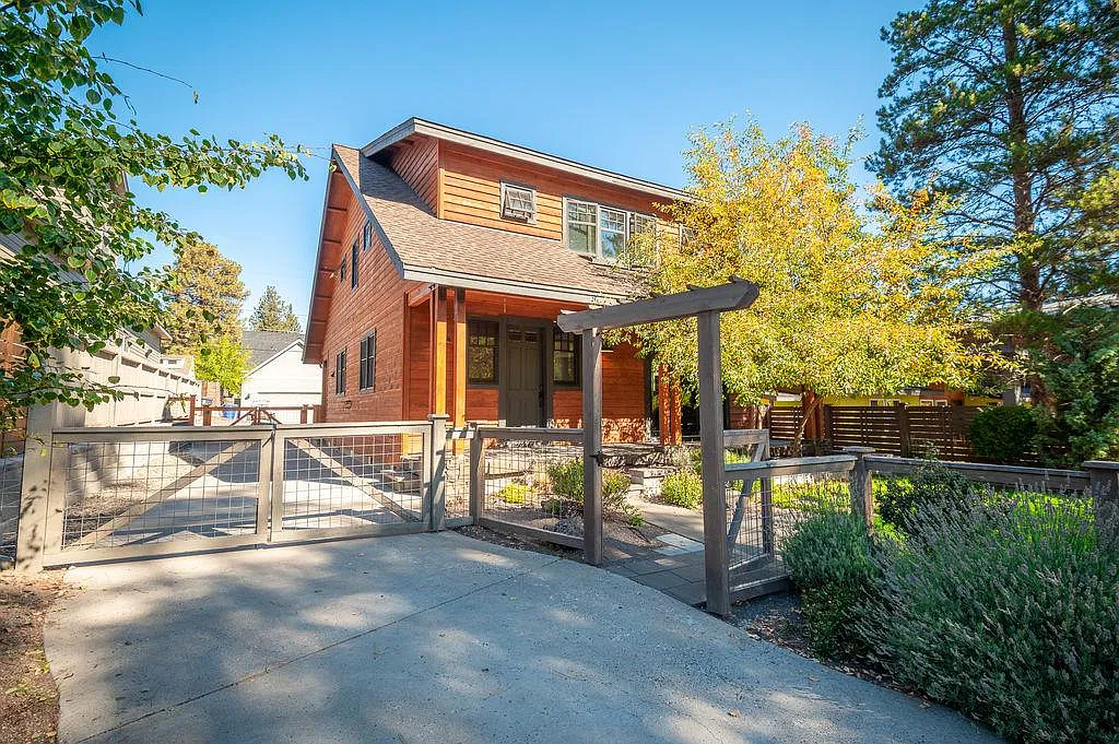 1252 NW Ithaca Ave — Photo 1