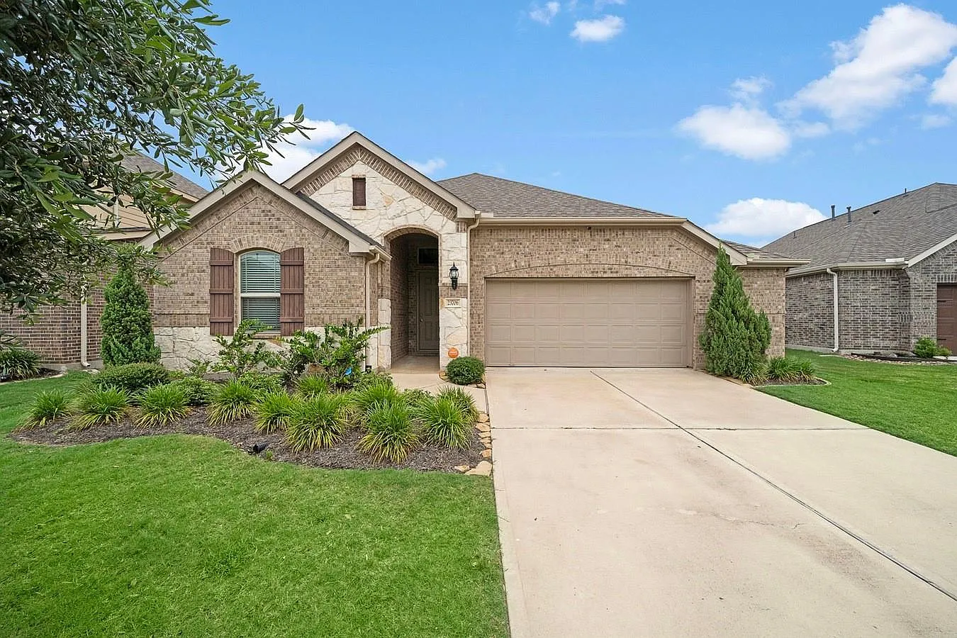 3 bed, 2.0 bath, 1857 sqft, $2,500 — Photo 1