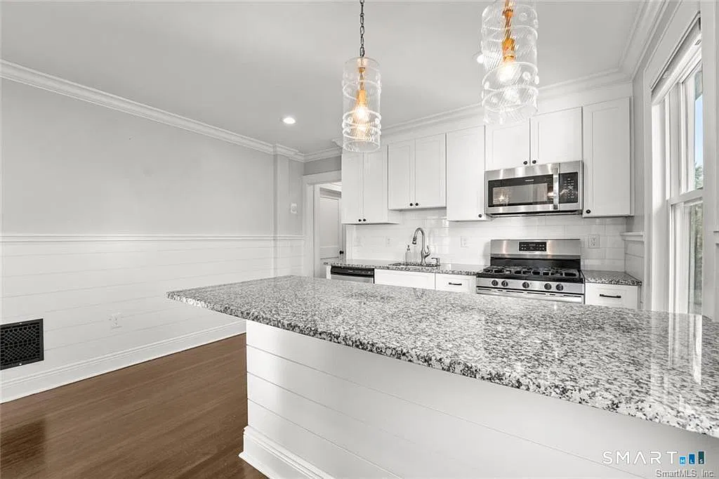 2 bed, 1.0 bath, 1100 sqft, $2,700 — Photo 3