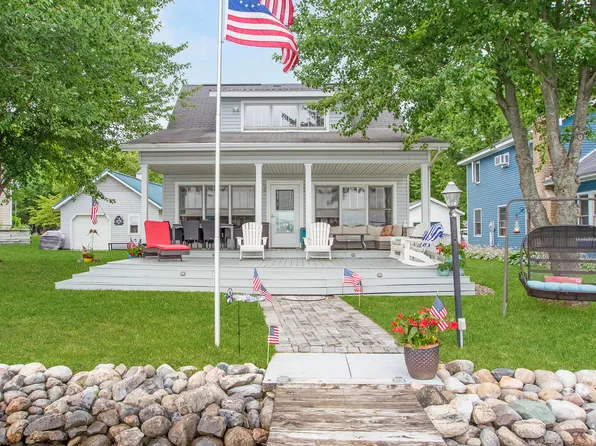 61620 Lake View Dr, Cassopolis, MI 49031