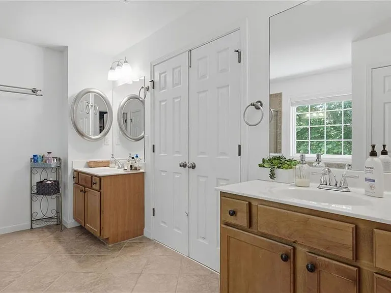 2540 Lansing Ln — Photo 11