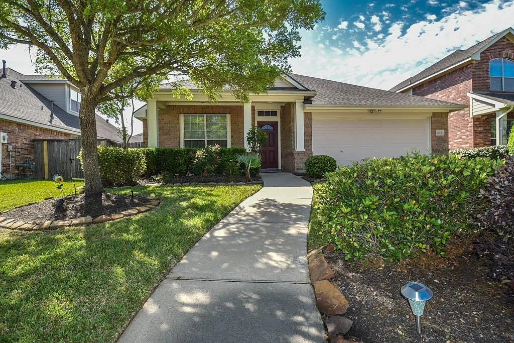 3 bed, 2.0 bath, 2015 sqft, $2,300 — Photo 2