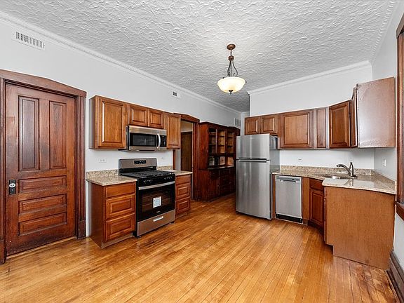 3rd image of 1839 N Hermitage Ave Unit 1