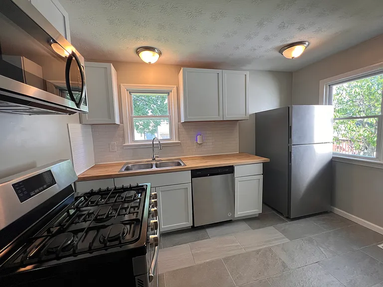 4606 Lincoln Ave — Photo 5