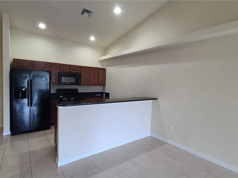 115 SE 12th Ter #115 — Photo 9