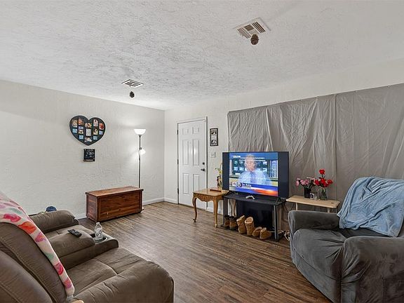 5th image of 3904 Pine Ave