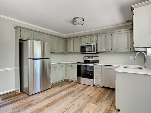 5th image of 606 Laurel Woods Ct