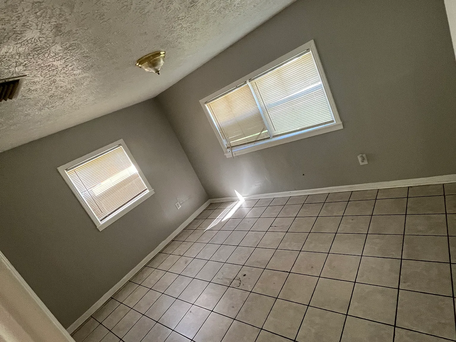 3 bed, 916 sqft, $1,000 — Photo 4