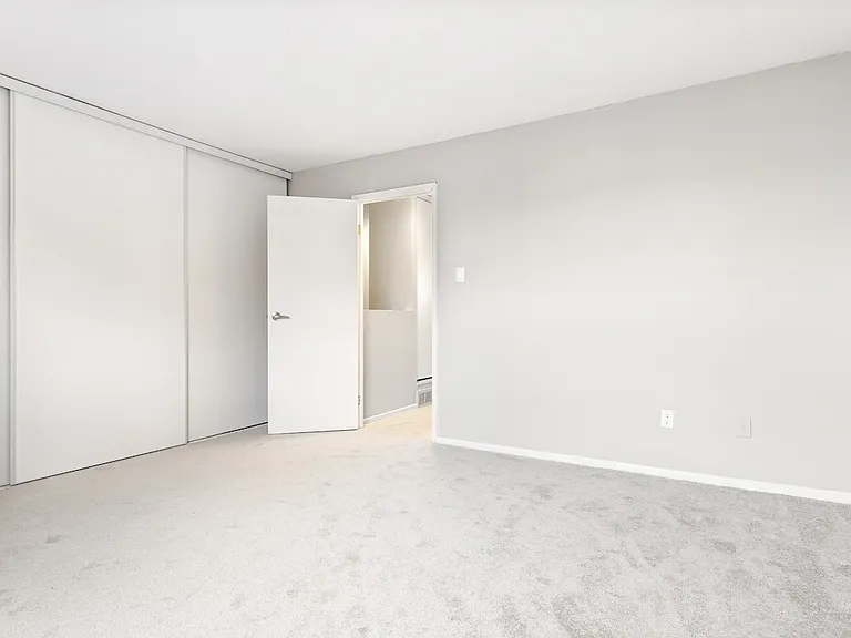 2480 Hunters Point Cres — Photo 11