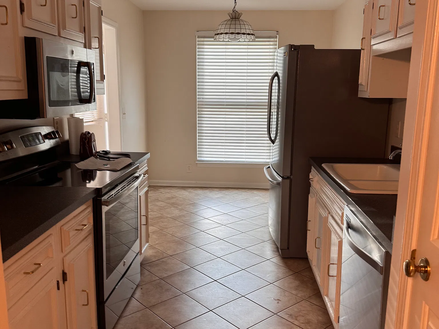 3 bed, 2.5 bath, 1900 sqft, $2,600 — Photo 4