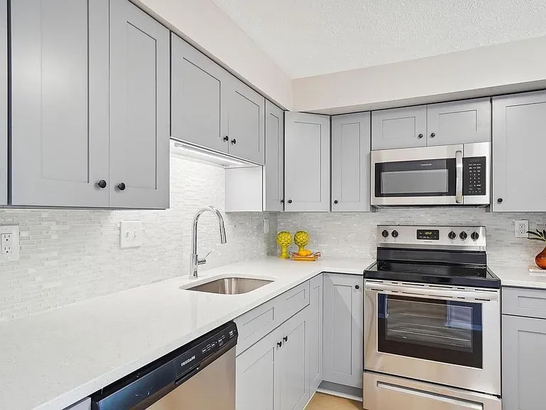 158 Fairfield Dr — Photo 1