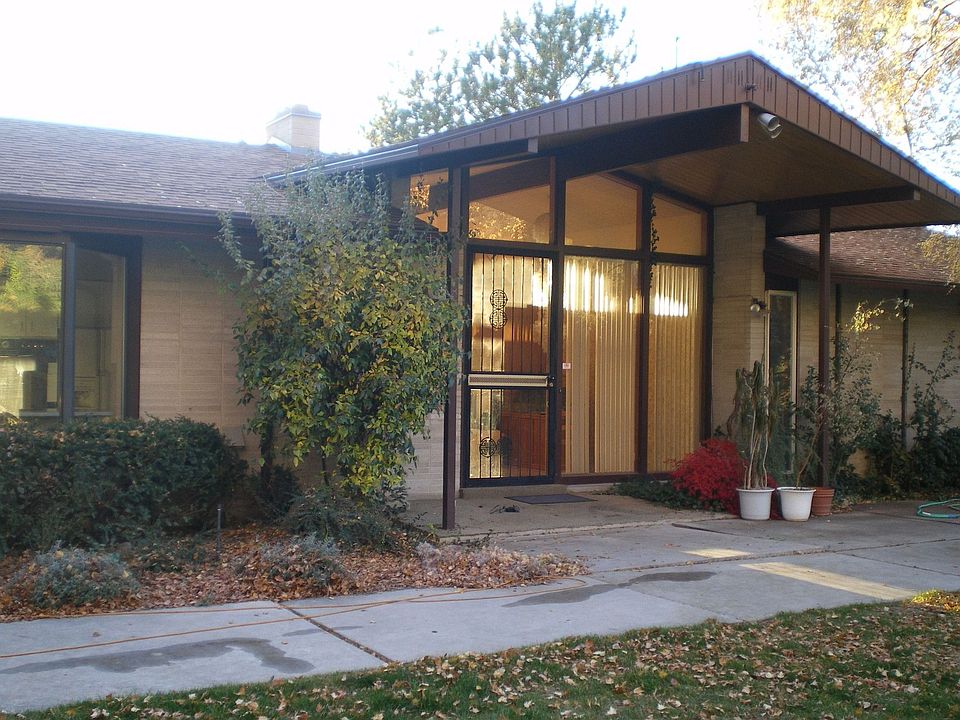Beautiful Entry with 10ft. door