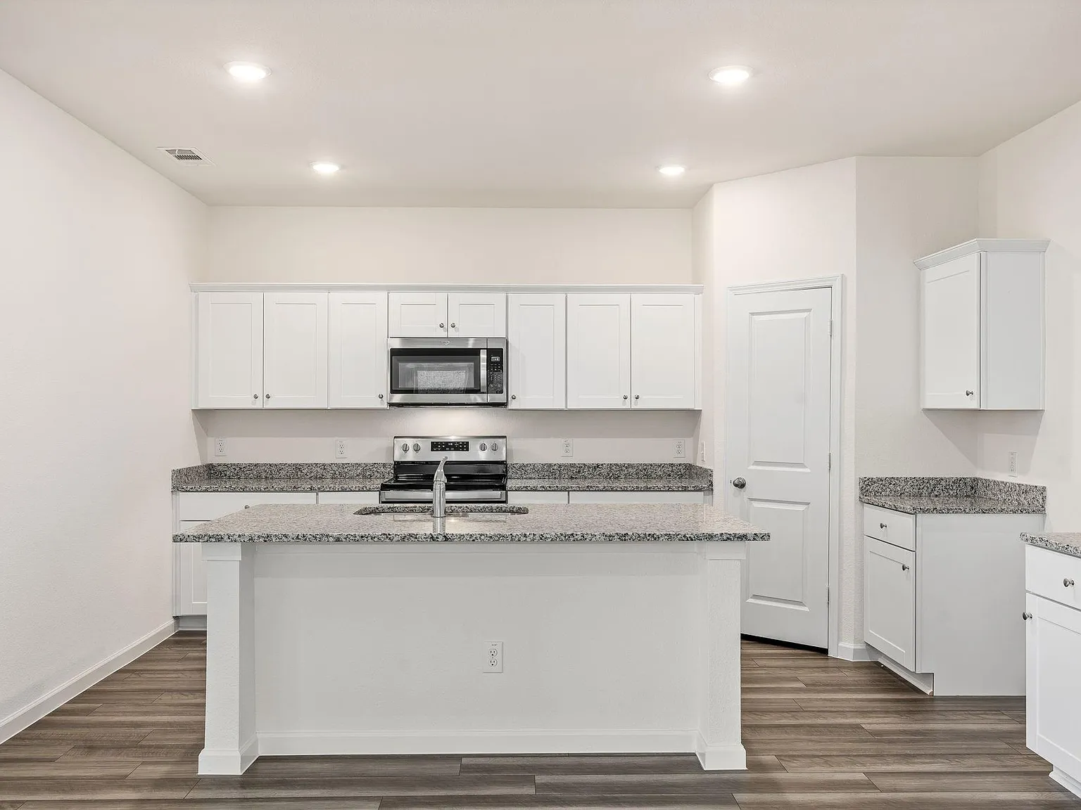 5 bed, 2609 sqft, $1,995 — Photo 3
