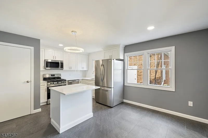 3 bed, $3,195 — Photo 3
