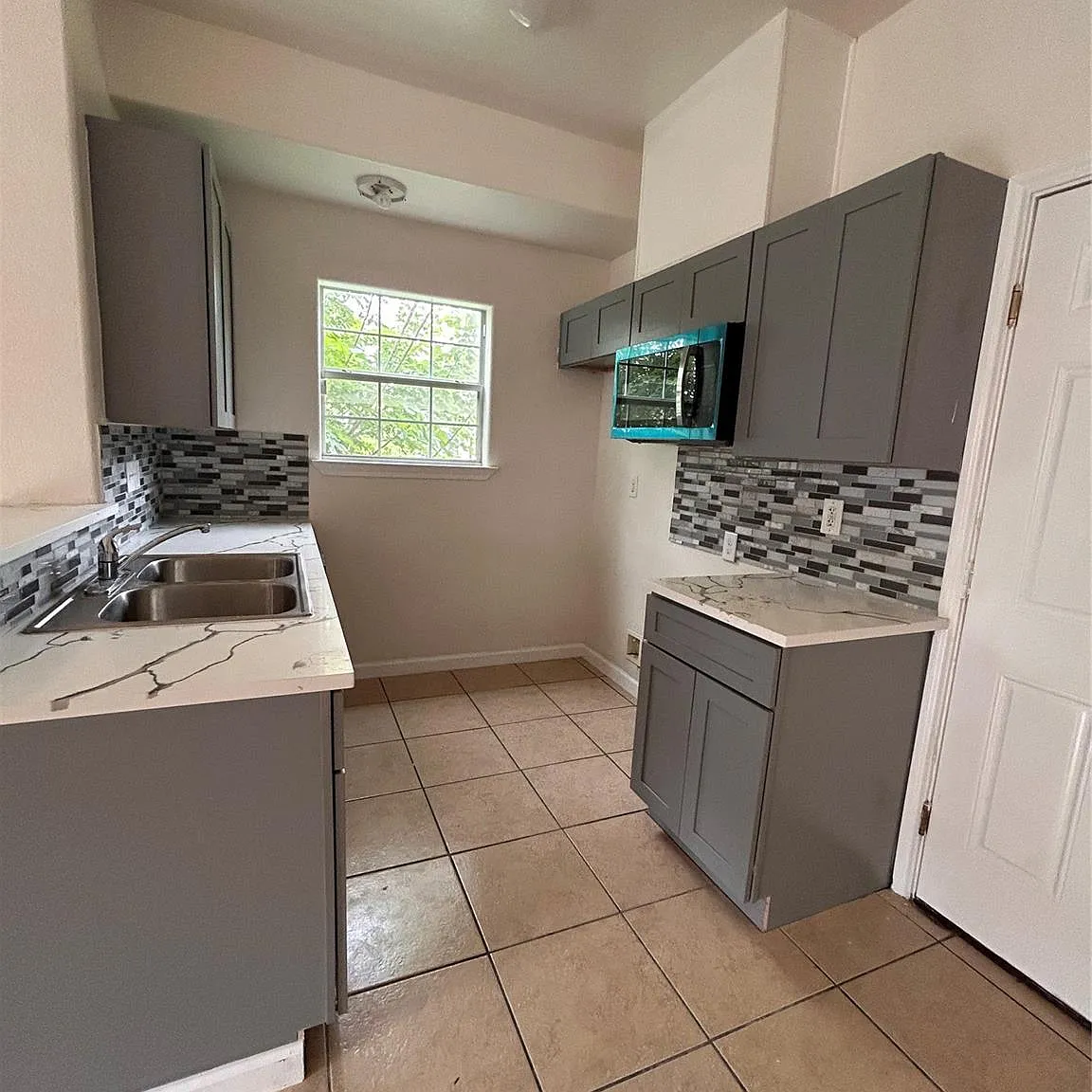 3 bed, 2.5 bath, 1100 sqft, $1,650 — Photo 1