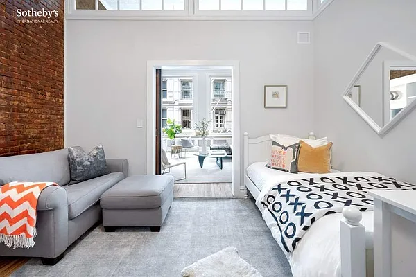 Sold by Sotheby's International Realty | media 10