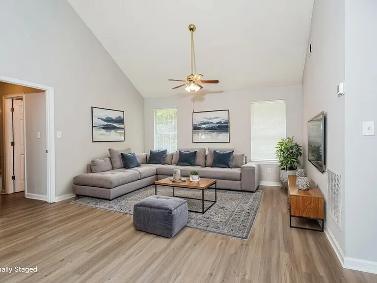 1560 Wembley Dr — Photo 3