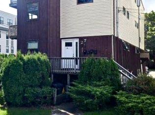 27 Lincoln St APT 2, Reading, MA 01867