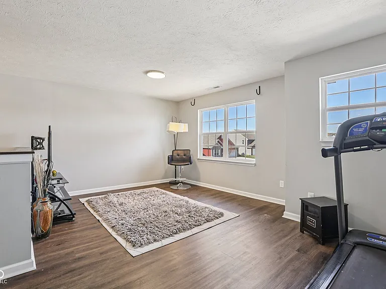 6673 Laurelwood Dr — Photo 20