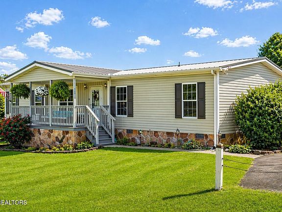 3rd image of 268 Mountain Meadows Dr