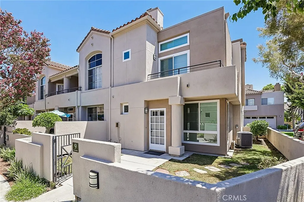 3 bed, 2.5 bath, 1499 sqft, $4,795 — Photo 1