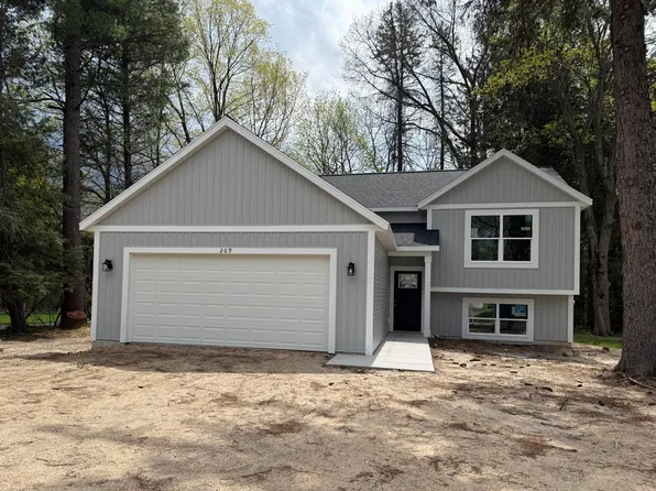209 W South St, Greenville, MI 48838