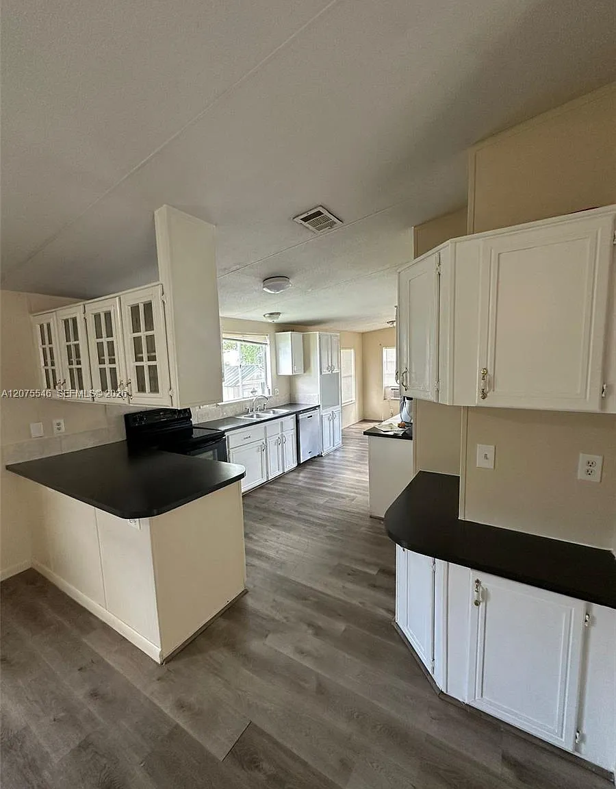 Watergate Mobile Home — Photo 4