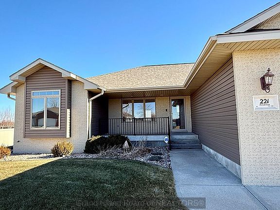 5th image of 221 Ponderosa Dr