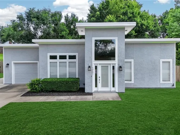 1701 NE Cookingham Dr, Kansas City, MO 64155