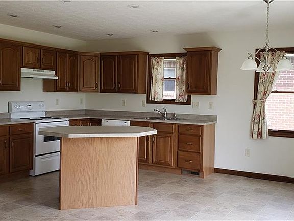 5th image of 121 Pipers Pine Dr