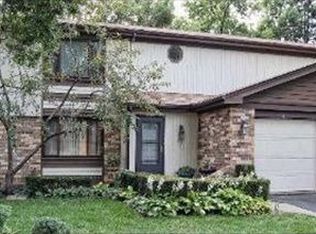 1329 S Hunt Club Dr, Mount Prospect, IL 60056