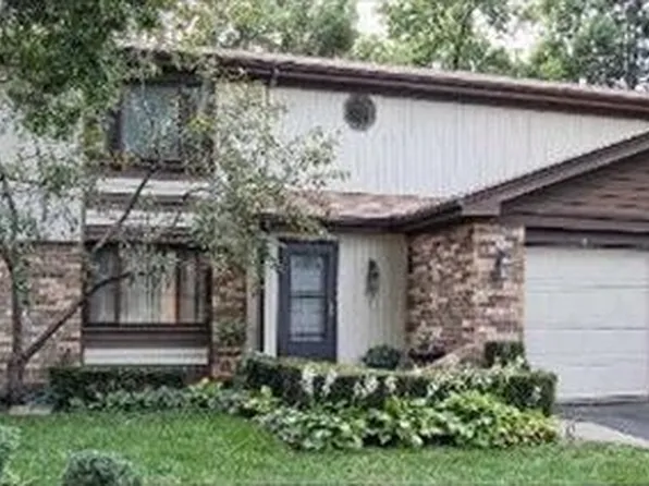 1329 S Hunt Club Dr, Mount Prospect, IL 60056