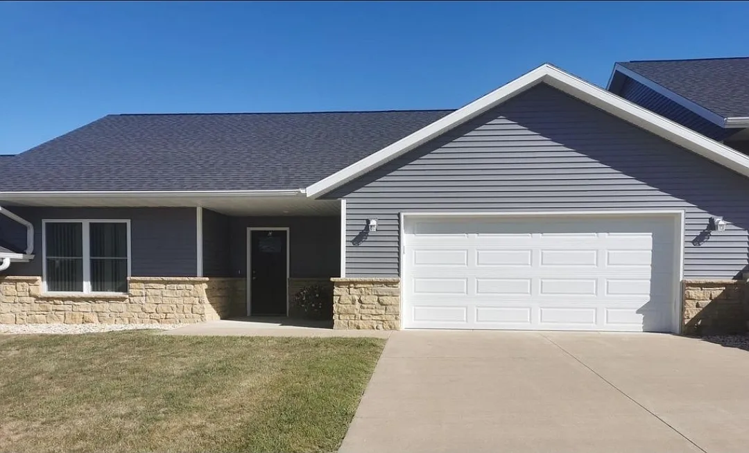 545 W Adams St — Photo 1