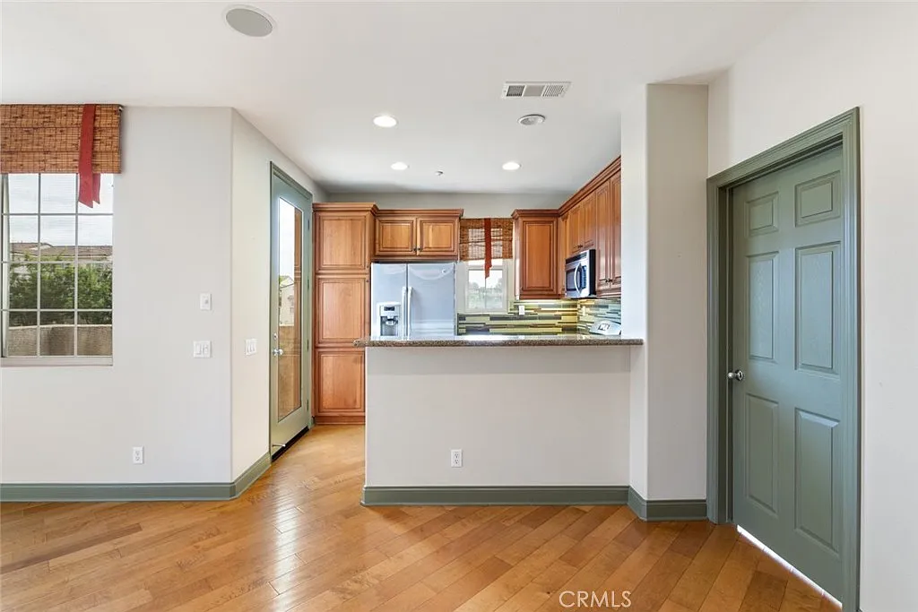 3 bed, 2.5 bath, 1236 sqft, $2,500 — Photo 3