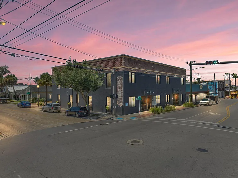 120 E 4th St — Photo 3