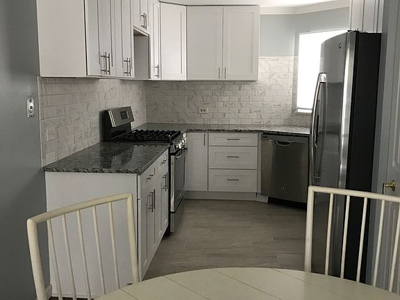 3rd image of 160 Bayberry Ct