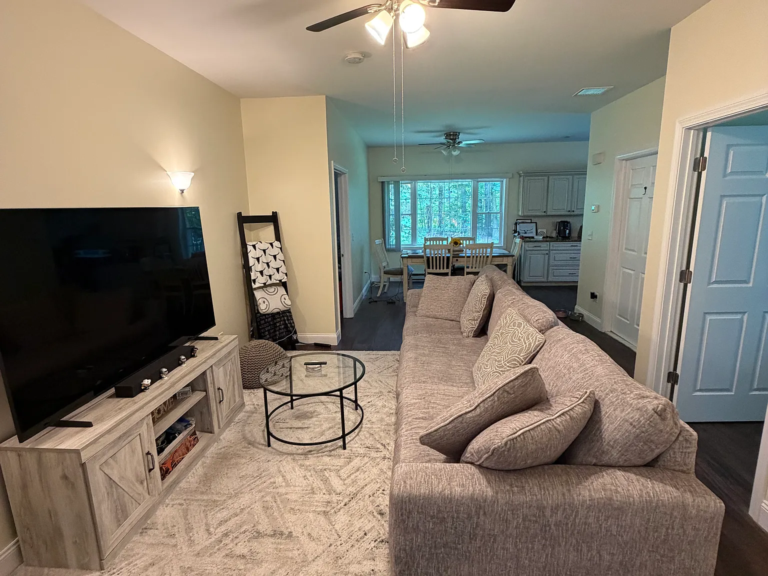 2 bed, 1.5 bath, 990 sqft, $2,500 — Photo 2