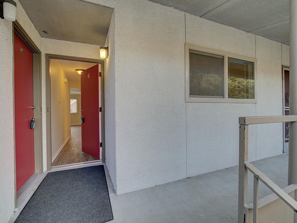 Easy walk up entrance.