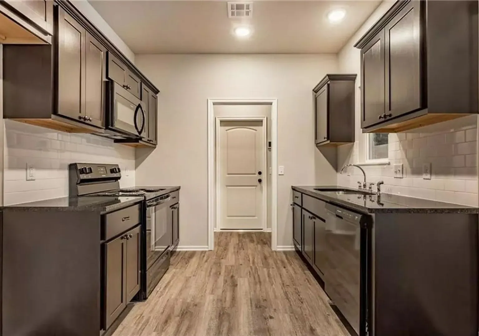 Modern finishes, low traffic cul-de-sac, walking track, walk to downtown Edmond events! — Photo 3
