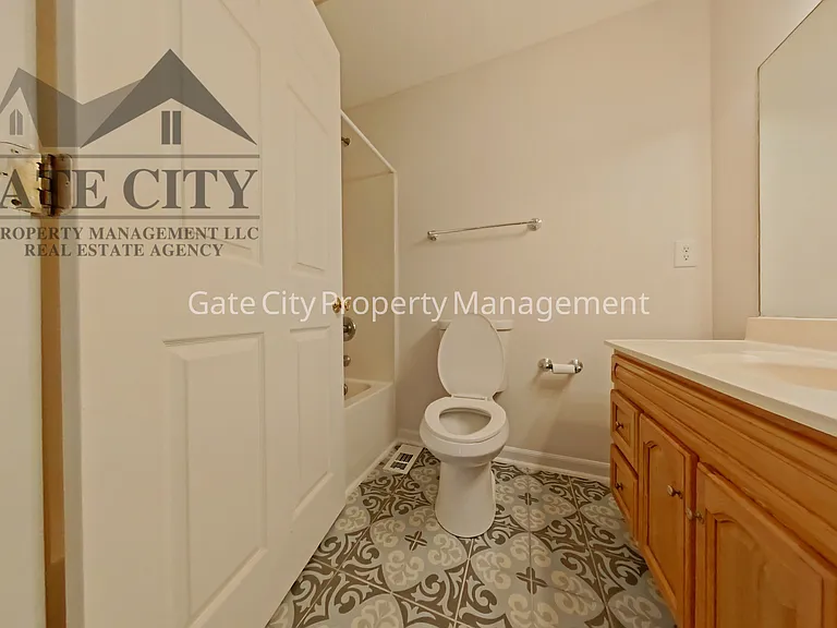 301 Cloverdale Dr — Photo 5