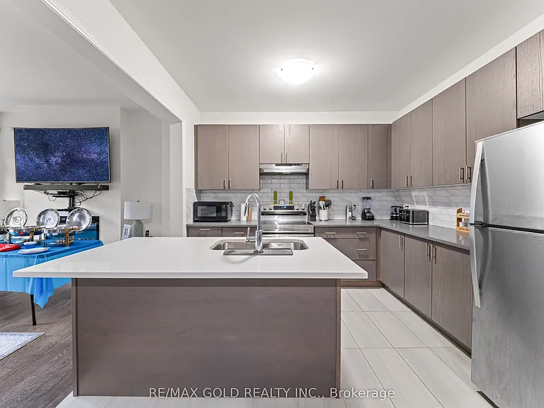 26 Del Grappa St — Photo 10