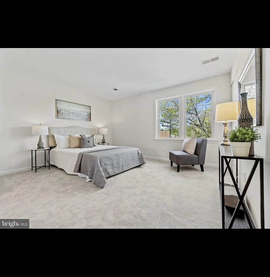 4 bed, 4.5 bath, 2400 sqft, $1,600 — Photo 2