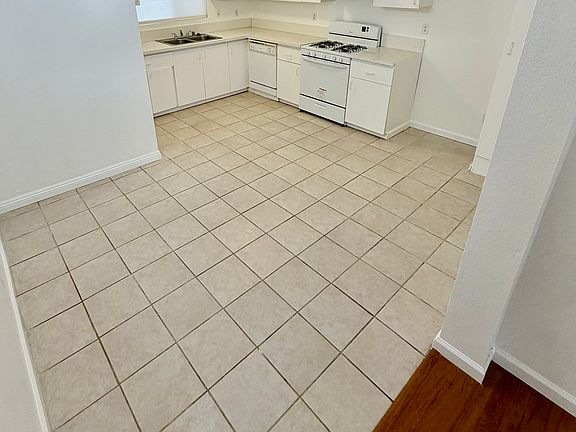 4th image of 2253 N Niagara St #C