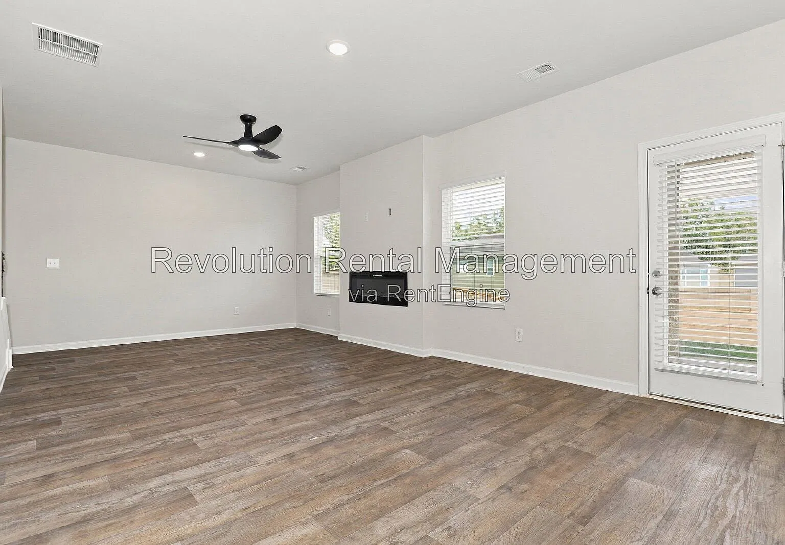4 bed, 3.0 bath, 2500 sqft, $2,600 — Photo 2