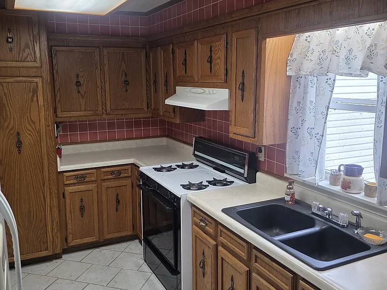 208 Cole St — Photo 3